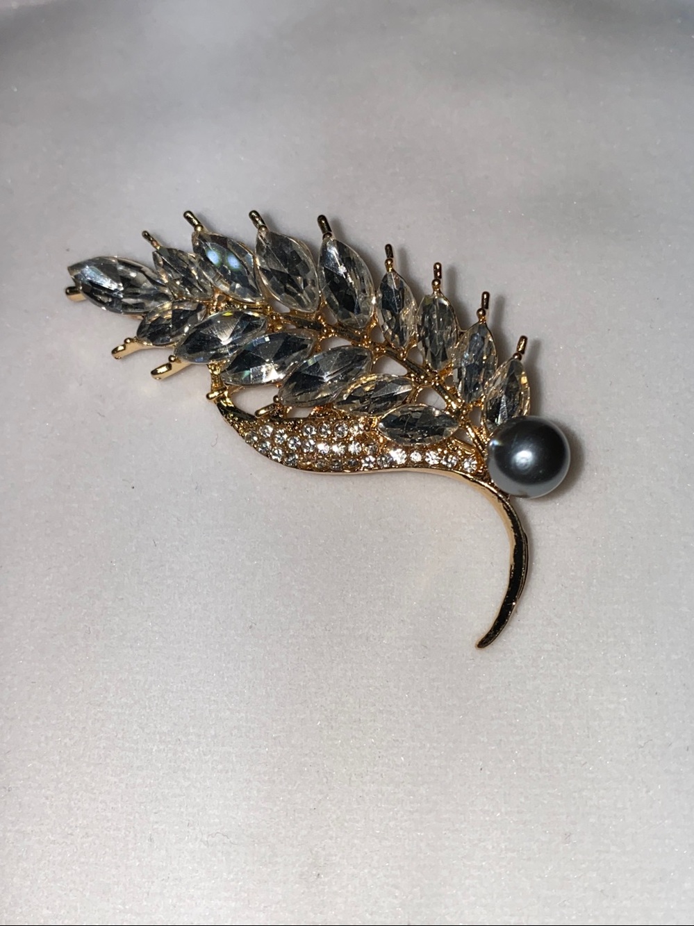 Vintage style Leaf Grey Faux Pearl Rhinestone Crystal Gold tone Brooch Pin Scarf